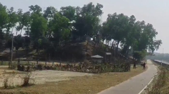 গোলাগুলি কমলেও আতঙ্ক কাটেনি সীমান্তে